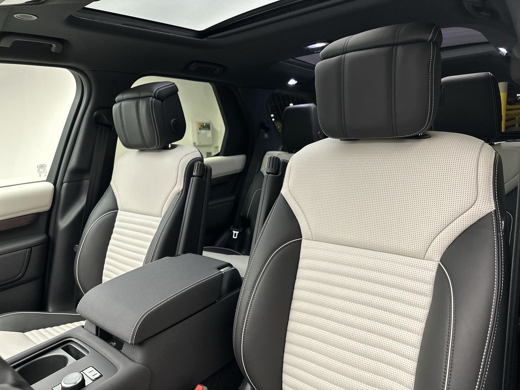 2024 Land Rover Discovery Dynamic SE 15