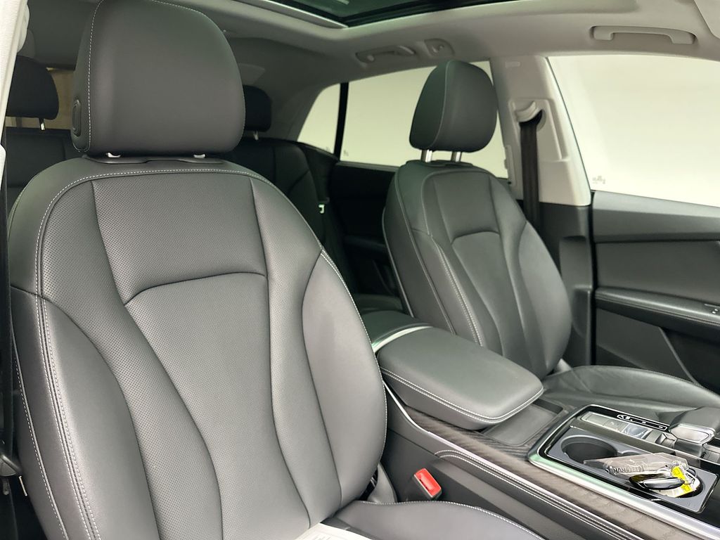 Thumbnail: 2022 Audi Q8 - 6