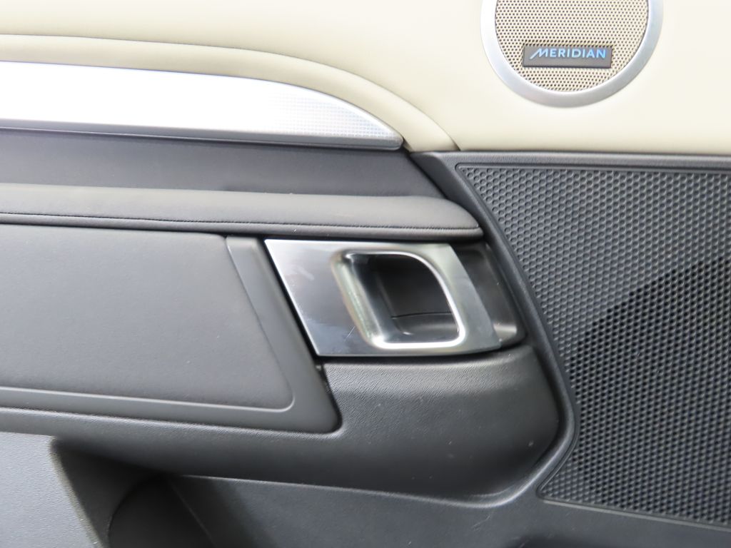 2020 Land Rover Discovery Landmark Edition 24