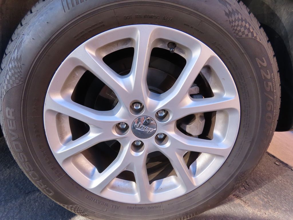 Thumbnail: 2018 Jeep Cherokee - 16