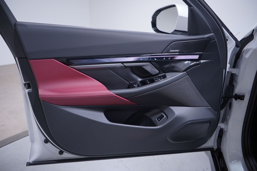 Thumbnail: 2026 BMW 5 Series - 10