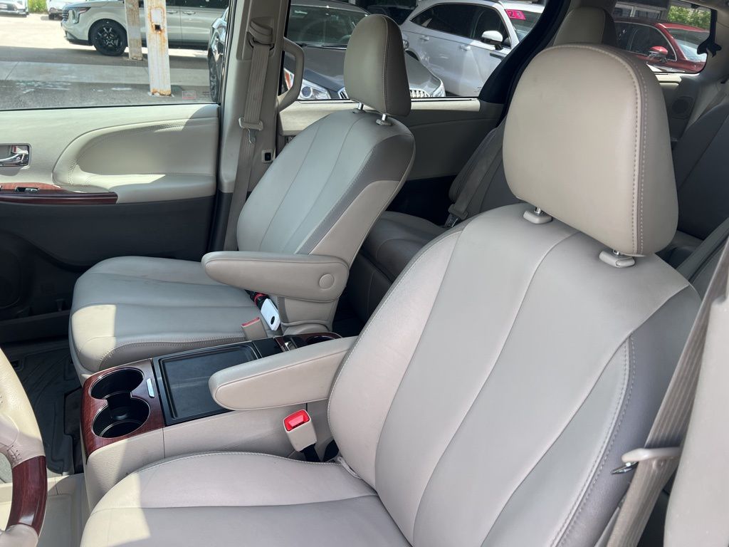 2014 Toyota Sienna XLE 7-Passenger Auto Access Se photo