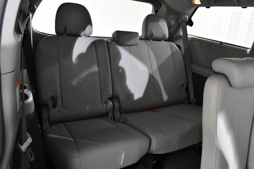 Used 2017  Toyota XLE image 20