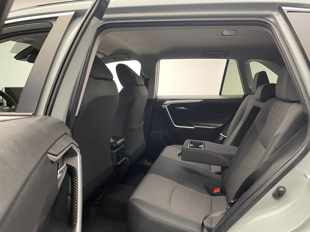 2023 Toyota RAV4 XLE 16