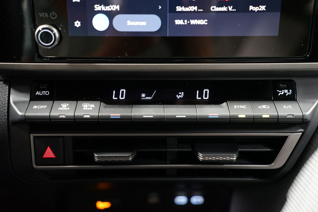 2025 Toyota Camry SE 21