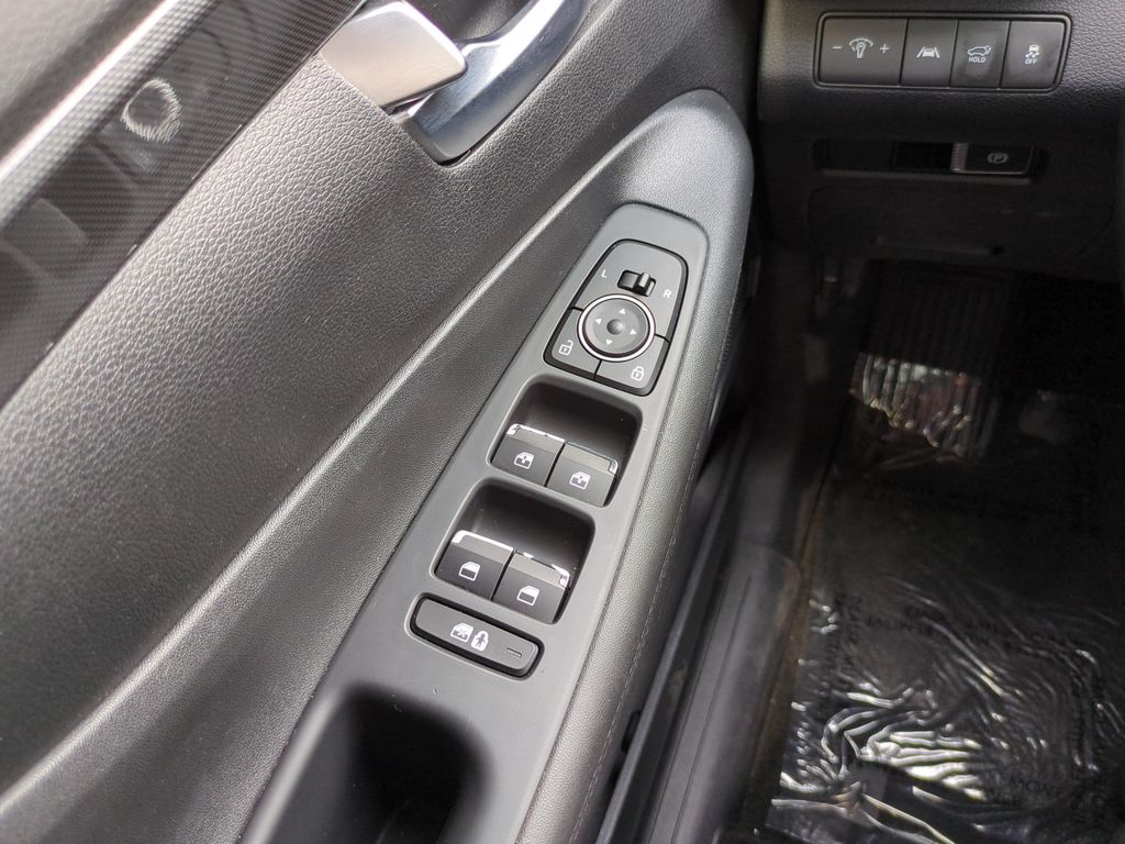 Used 2023 White Hyundai SEL image 19