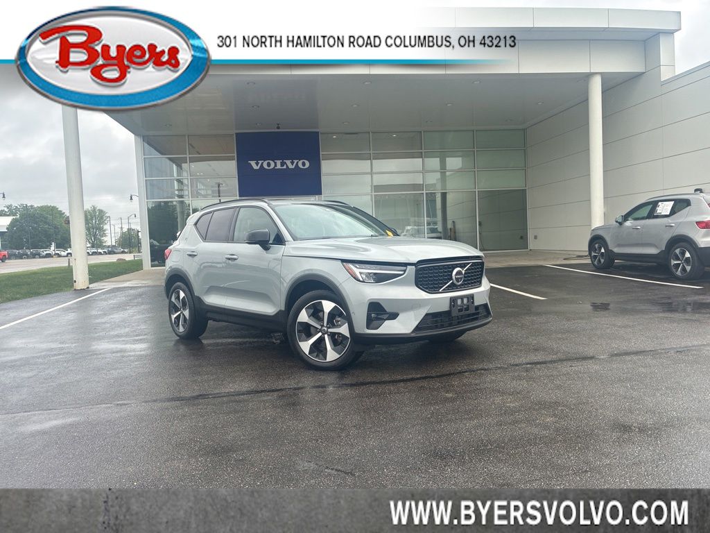 Vapour Gray Metallic 2025 Volvo XC40 B5 Plus Dark Theme AWD SUV / Crossover All-Wheel Drive Automatic