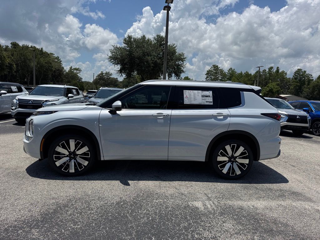 2025 Mitsubishi Outlander SEL photo 2