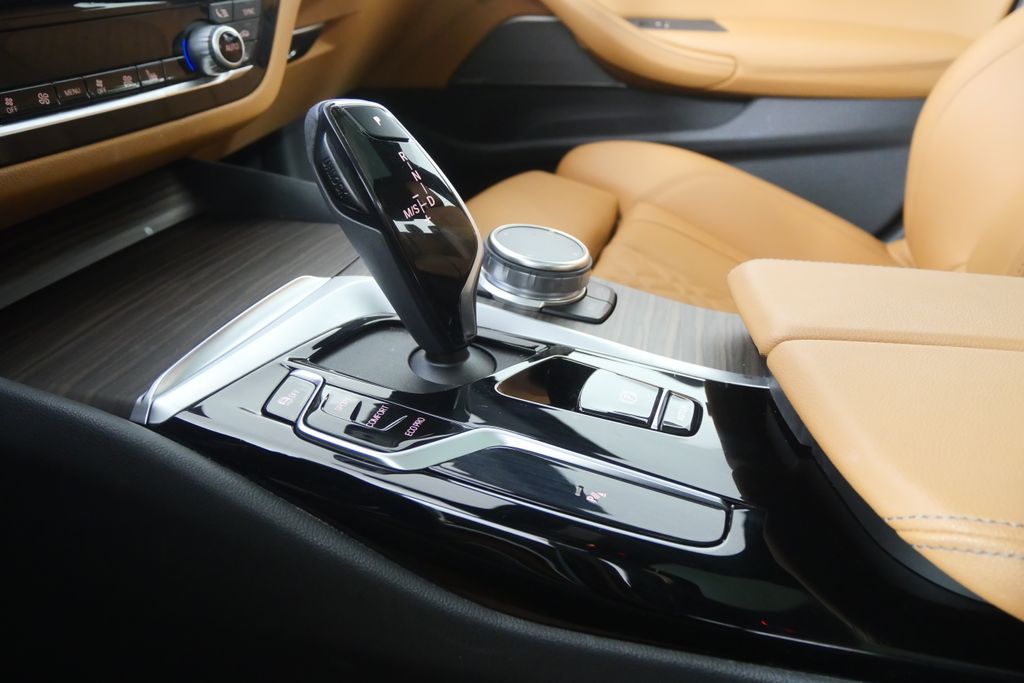 Thumbnail: 2023 BMW 5 Series - 23