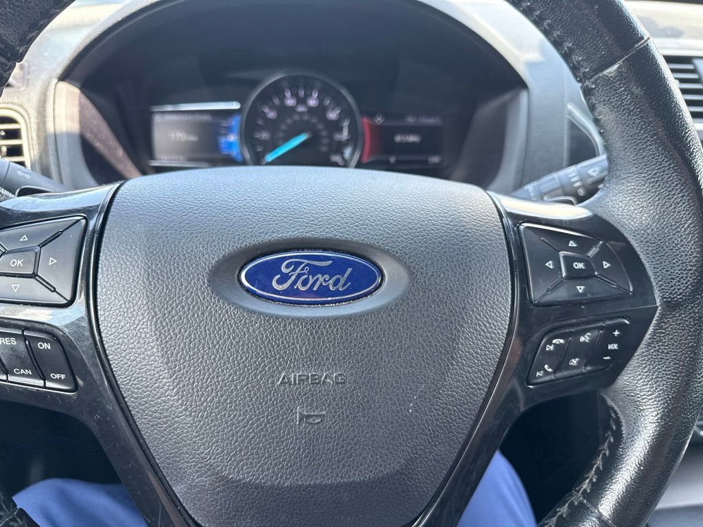 2017 Oxford White Ford Explorer XLT FWD SUV