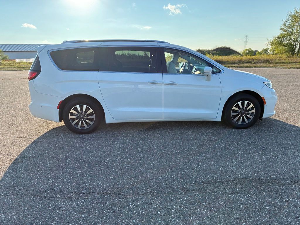 Bright White Clearcoat 2021 Chrysler Pacifica Hybrid Minivan Front-Wheel Drive Continuously Variable Transmission