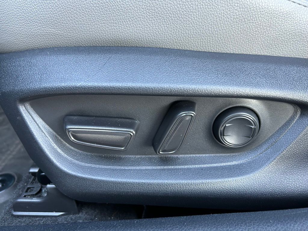 Thumbnail: 2025 Toyota Camry - 16