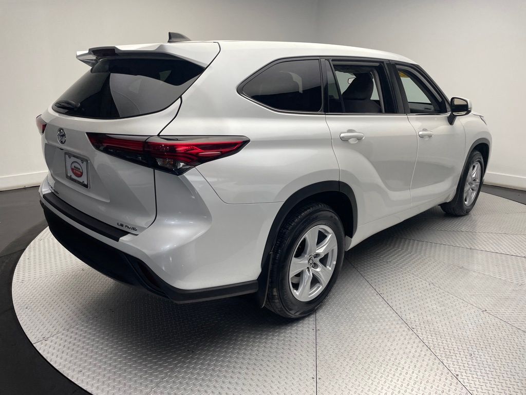 Thumbnail: 2022 Toyota Highlander - 5