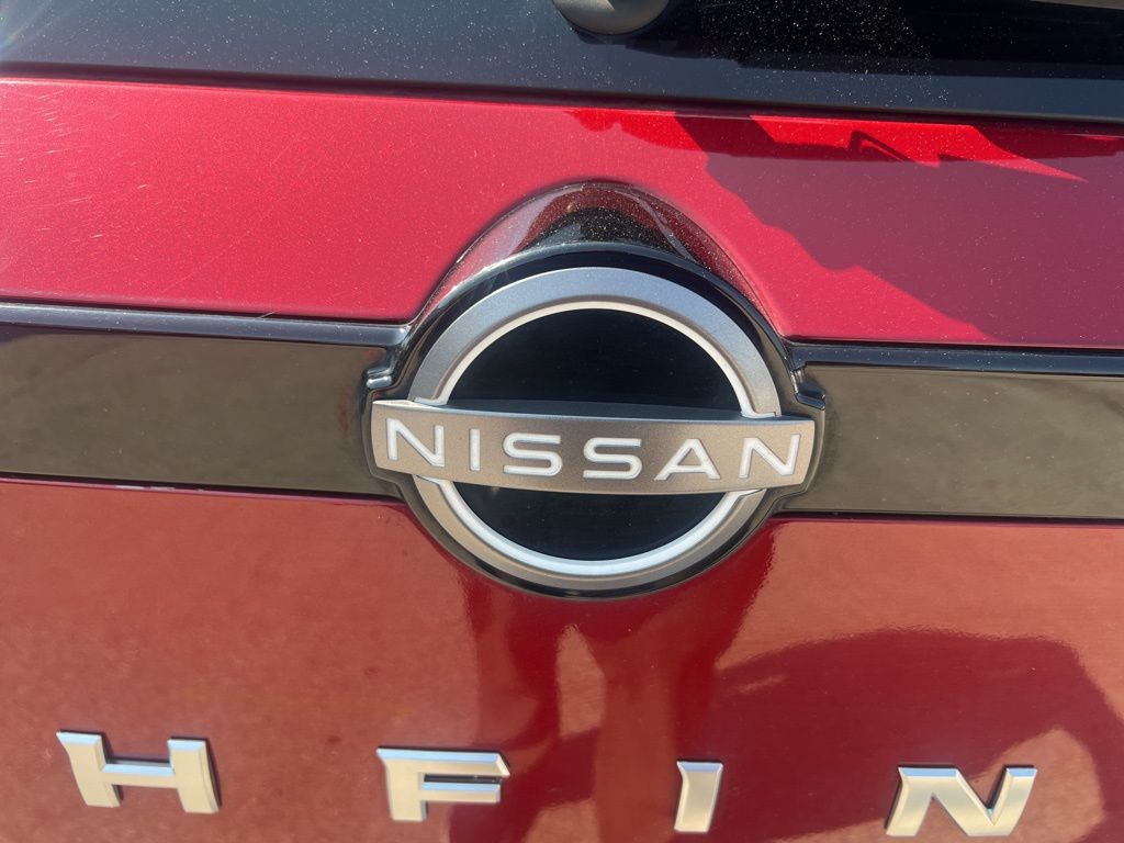 2023 Nissan Pathfinder SL photo