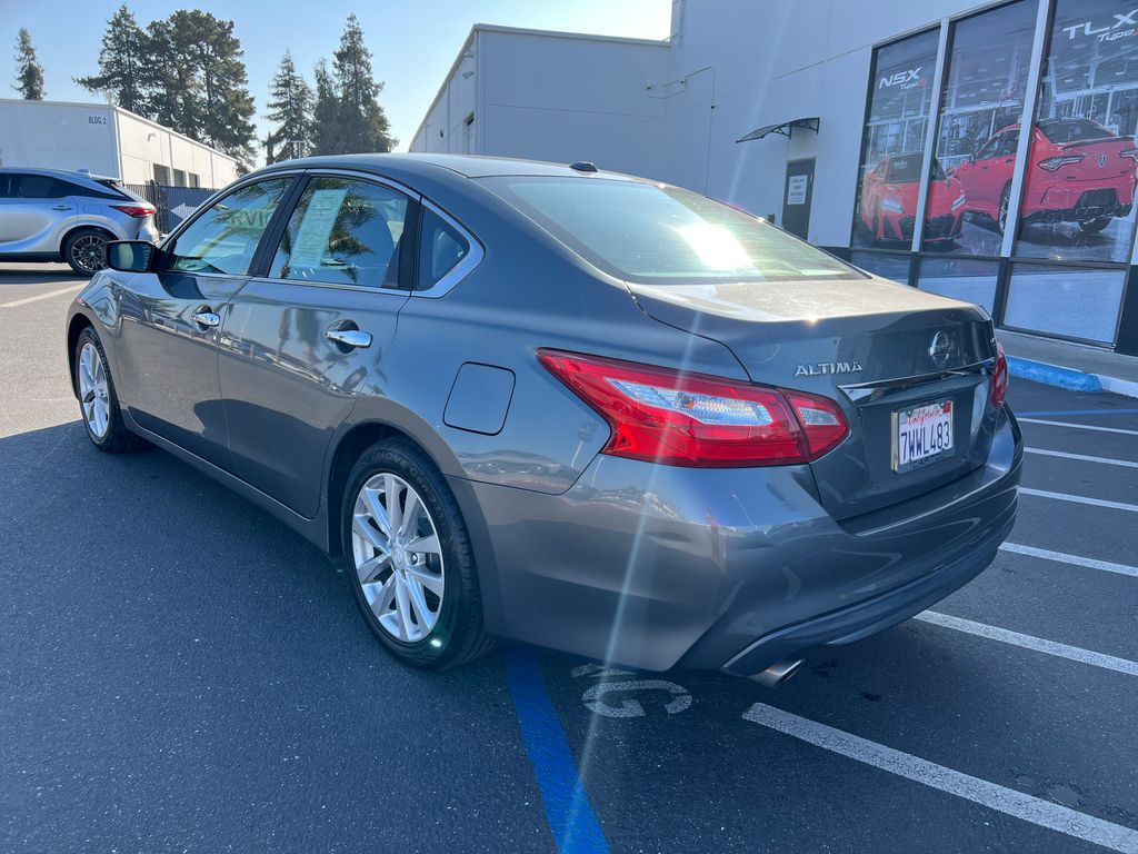 Thumbnail: 2017 Nissan Altima - 7