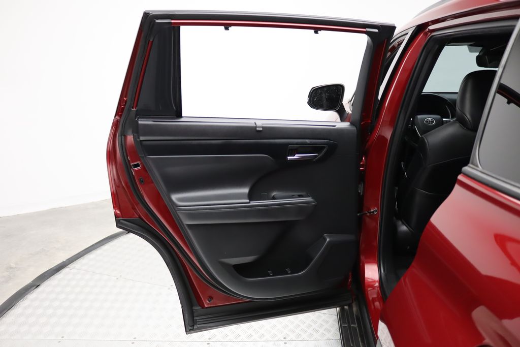 Thumbnail: 2022 Toyota Highlander - 21