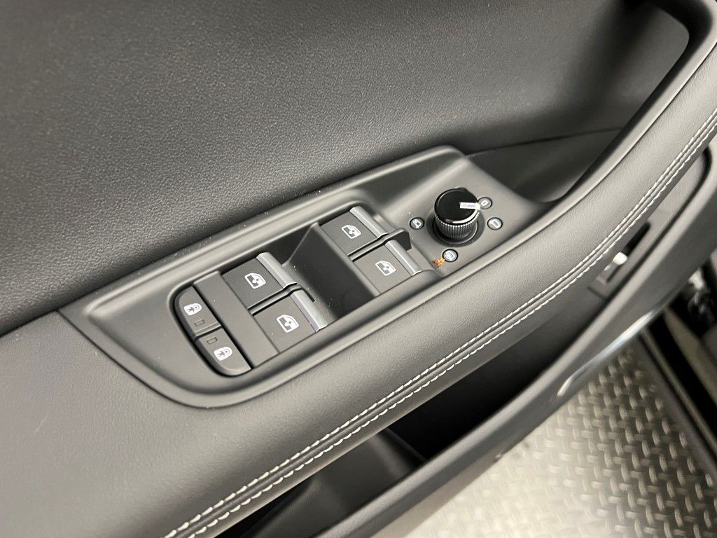 Thumbnail: 2026 Audi Q8 - 24