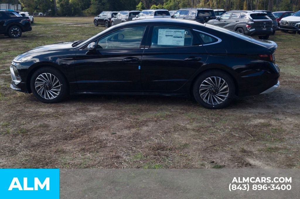 Used 2025 Black Hyundai SEL image 10
