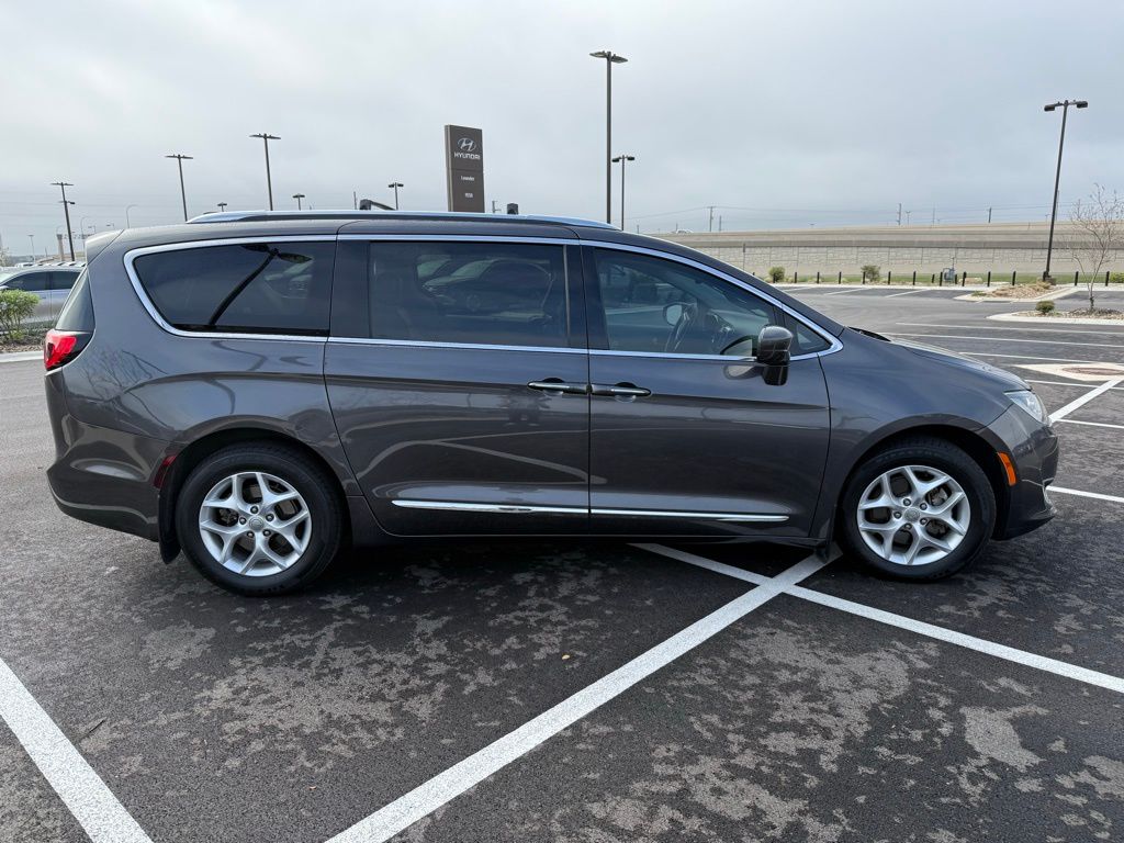 Thumbnail: 2017 Chrysler Pacifica - 4
