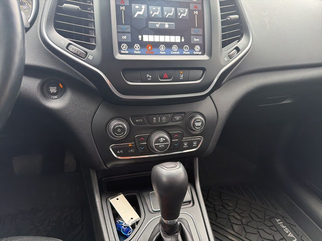 Thumbnail: 2021 Jeep Cherokee - 15