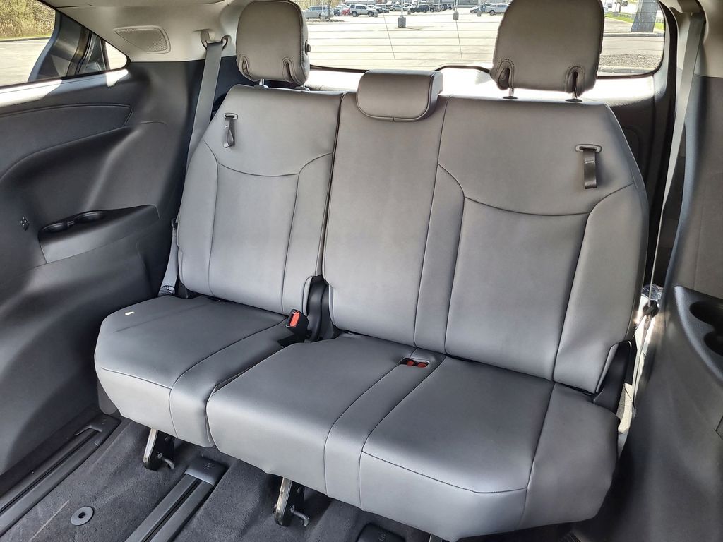 2025 Toyota Sienna XLE 23