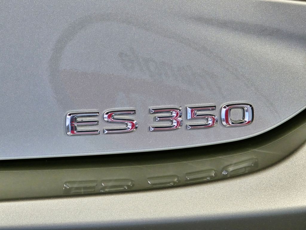 Thumbnail: 2021 Lexus ES - 11