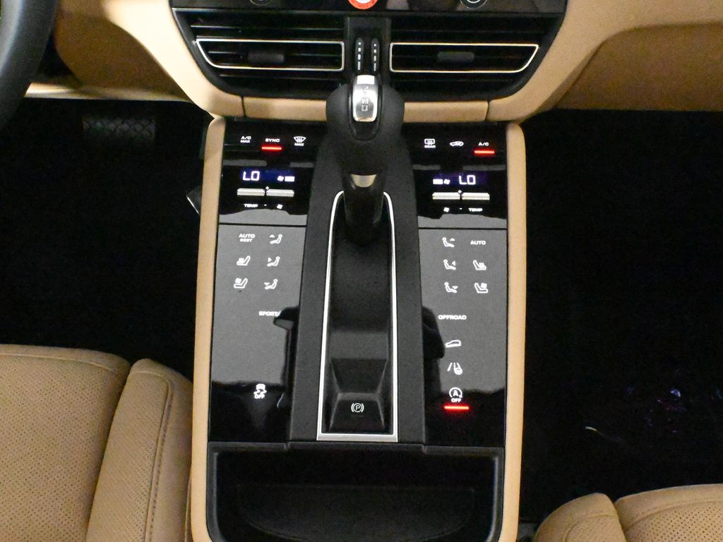 Thumbnail: 2025 Porsche Macan - 26