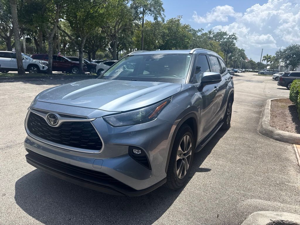 Moon Dust 2022 Toyota Highlander SUV / Crossover Front-Wheel Drive 8-Speed Automatic