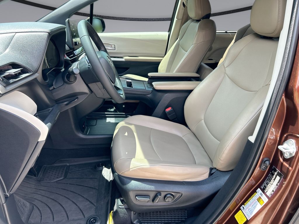 Thumbnail: 2021 Toyota Sienna - 11
