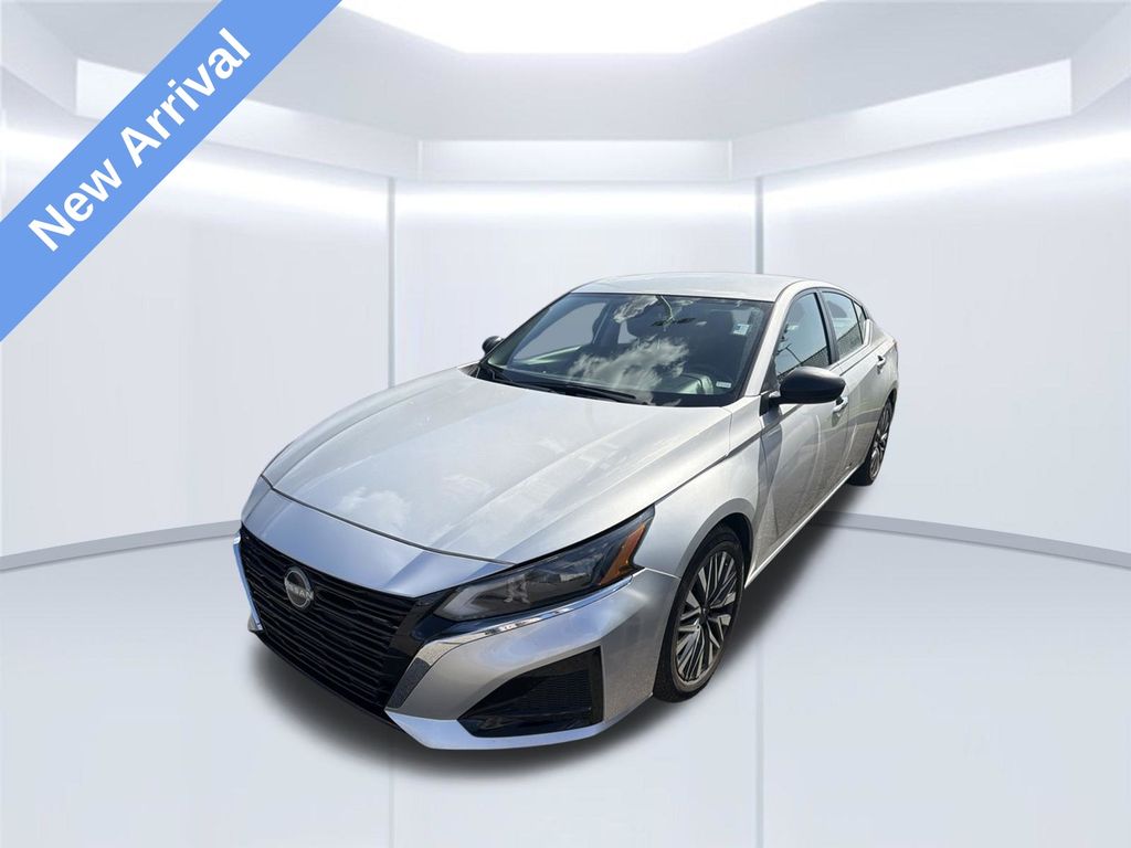 Brilliant Silver Metallic 2024 Nissan Altima Sedan Front-Wheel Drive Continuously Variable Transmission