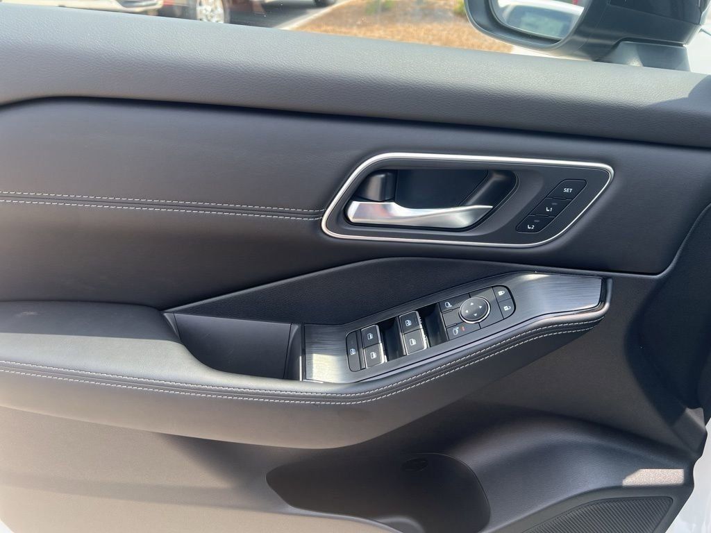 2025 Everest White Pearl/Super Black Nissan Rogue Platinum FWD SUV