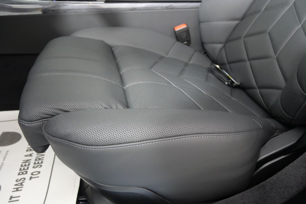 2025 BMW 7 Series 750e xDrive 9