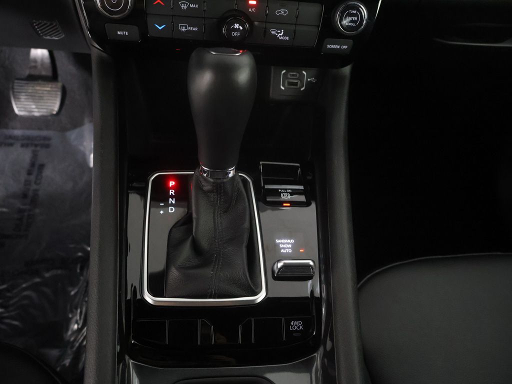 Used 2025 White Jeep Latitude image 42