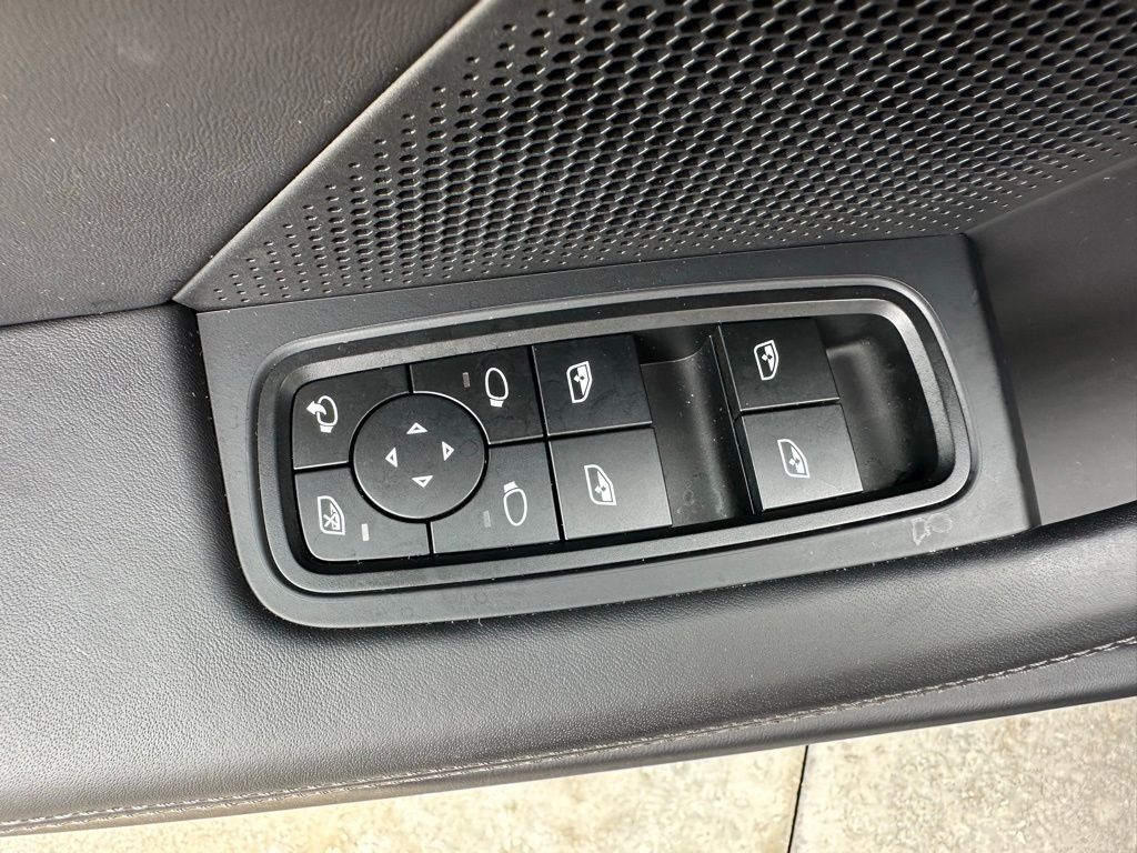 Thumbnail: 2023 Porsche Taycan - 14