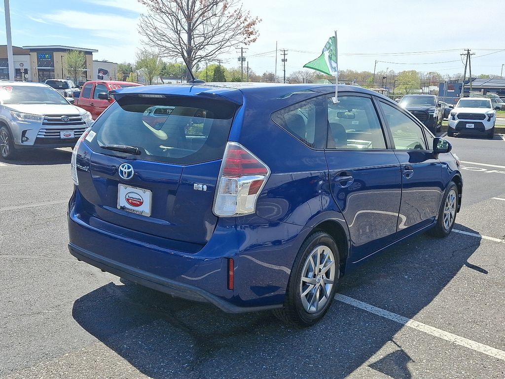 2015 Toyota Prius v Three 6
