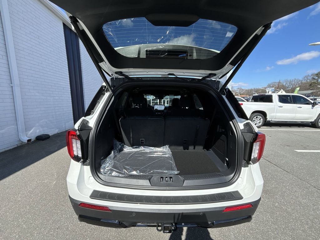 New 2026 Star White Metallic Tri-Coat Ford ST-Line image 21