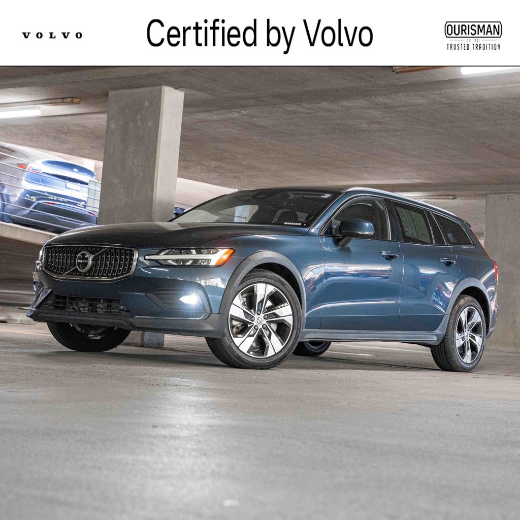 2024 Volvo V60 Cross Country B5 Plus