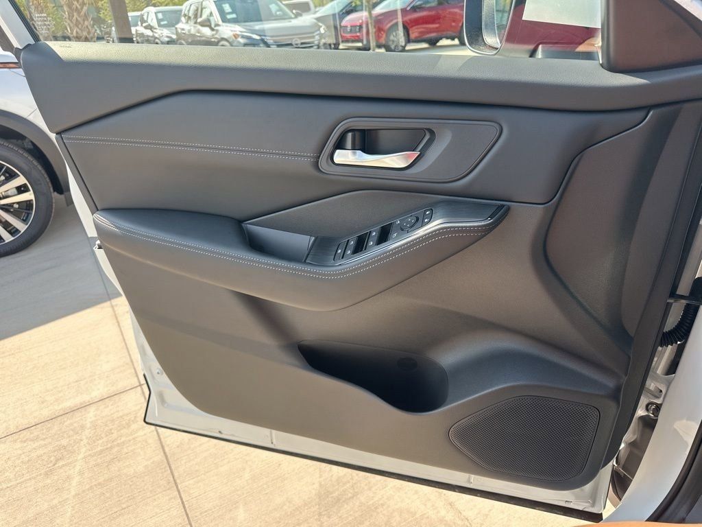2025 Everest White Pearl Nissan Rogue SV FWD SUV