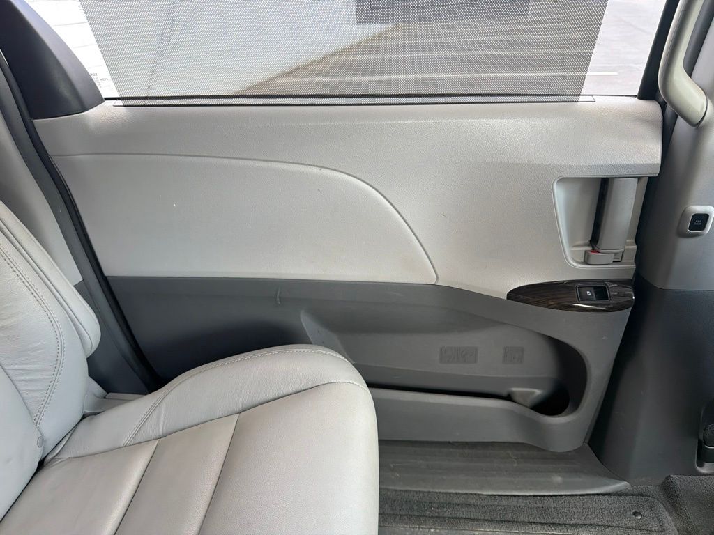 Thumbnail: 2017 Toyota Sienna - 20