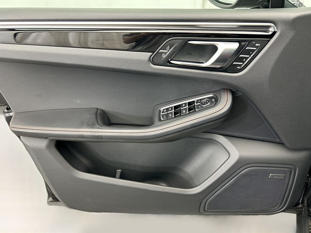 Thumbnail: 2025 Porsche Macan - 25