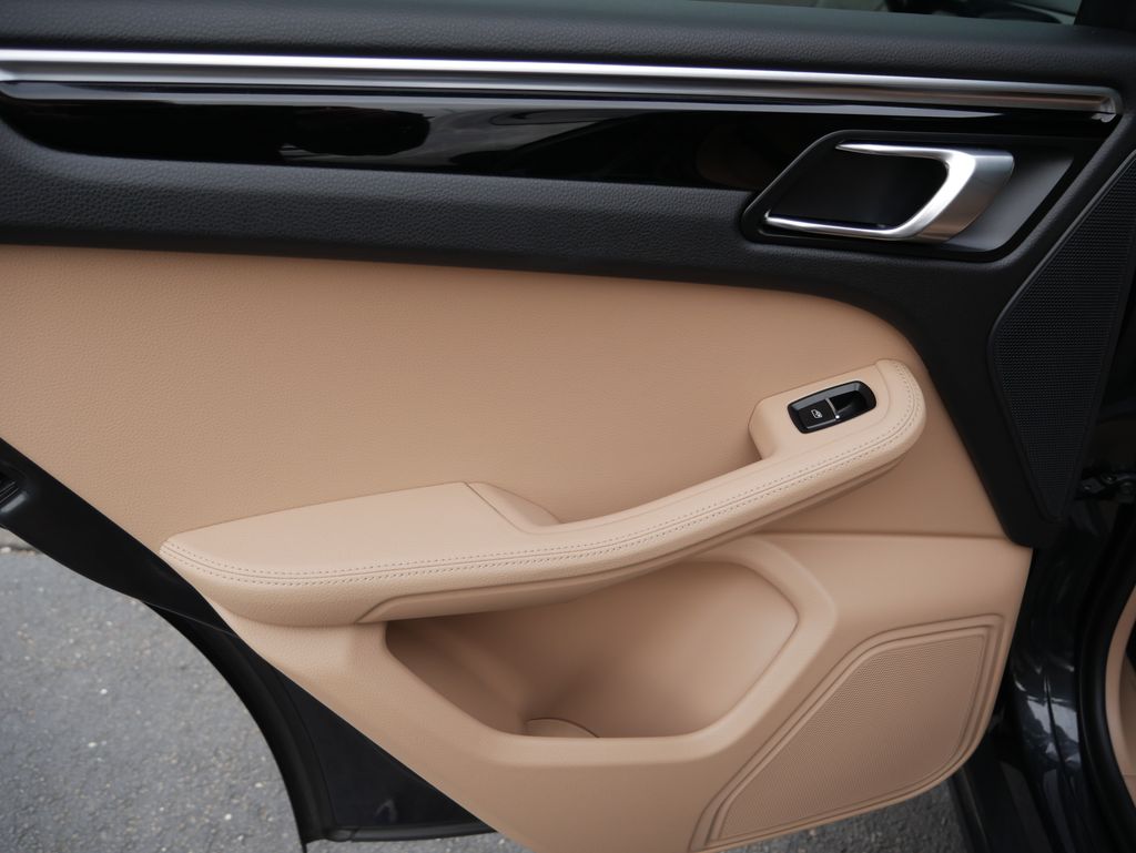 Thumbnail: 2023 Porsche Macan - 20