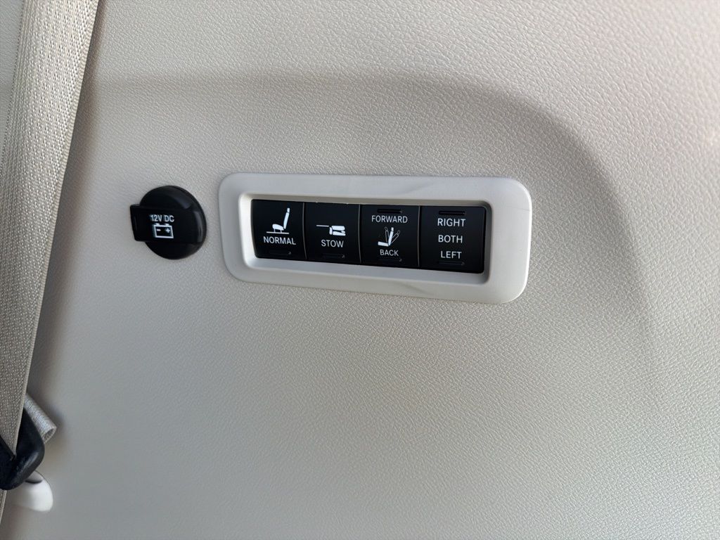 Thumbnail: 2021 Chrysler Pacifica - 24