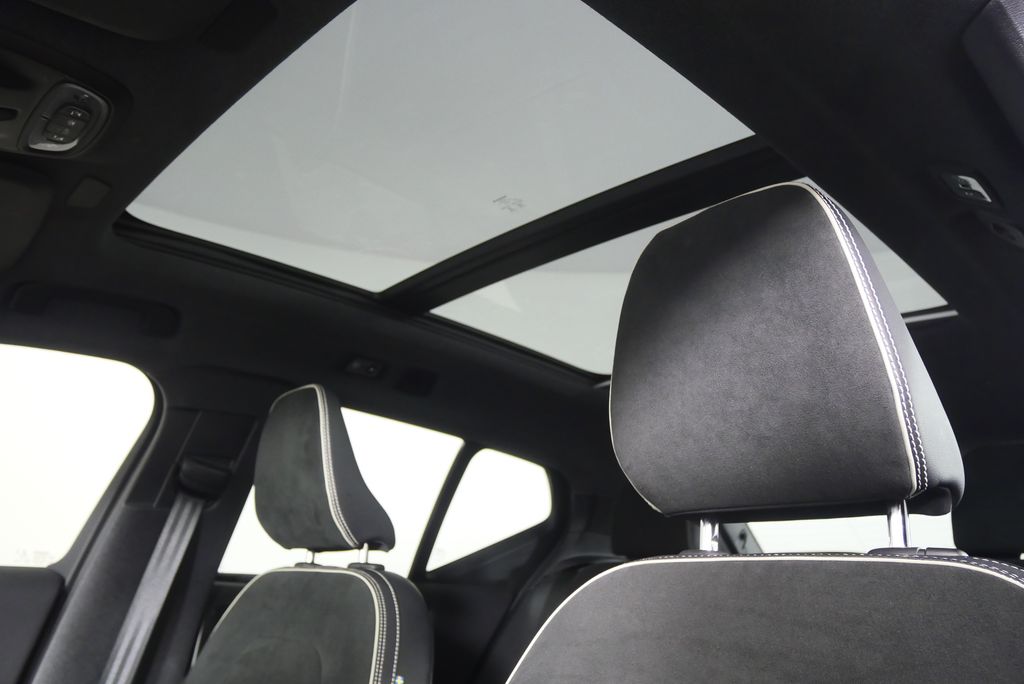Thumbnail: 2022 Volvo XC40 - 12