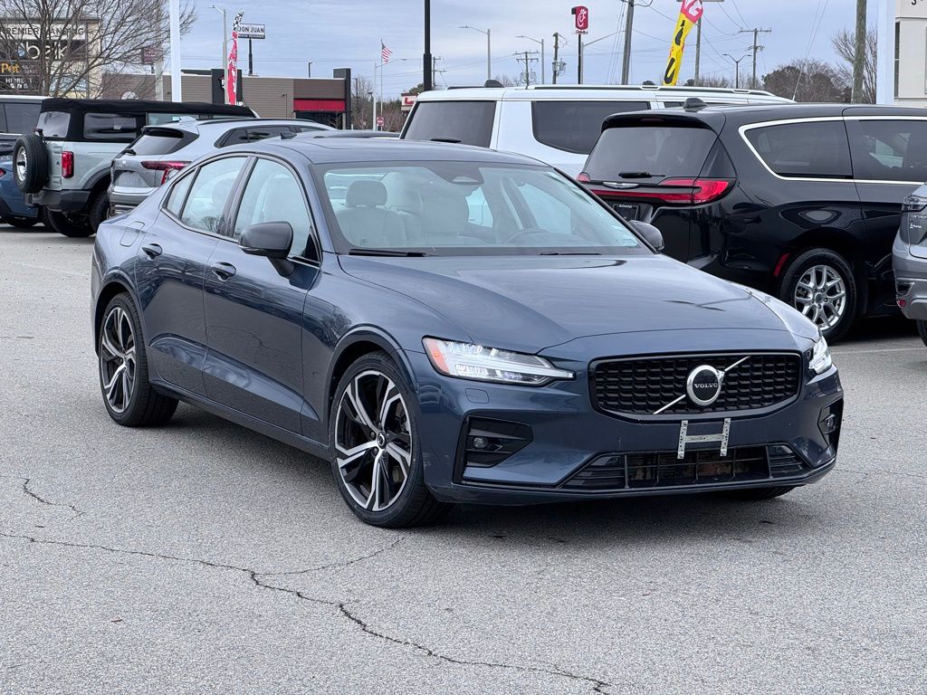 2024 Volvo S60 B5 Core Dark Theme FWD