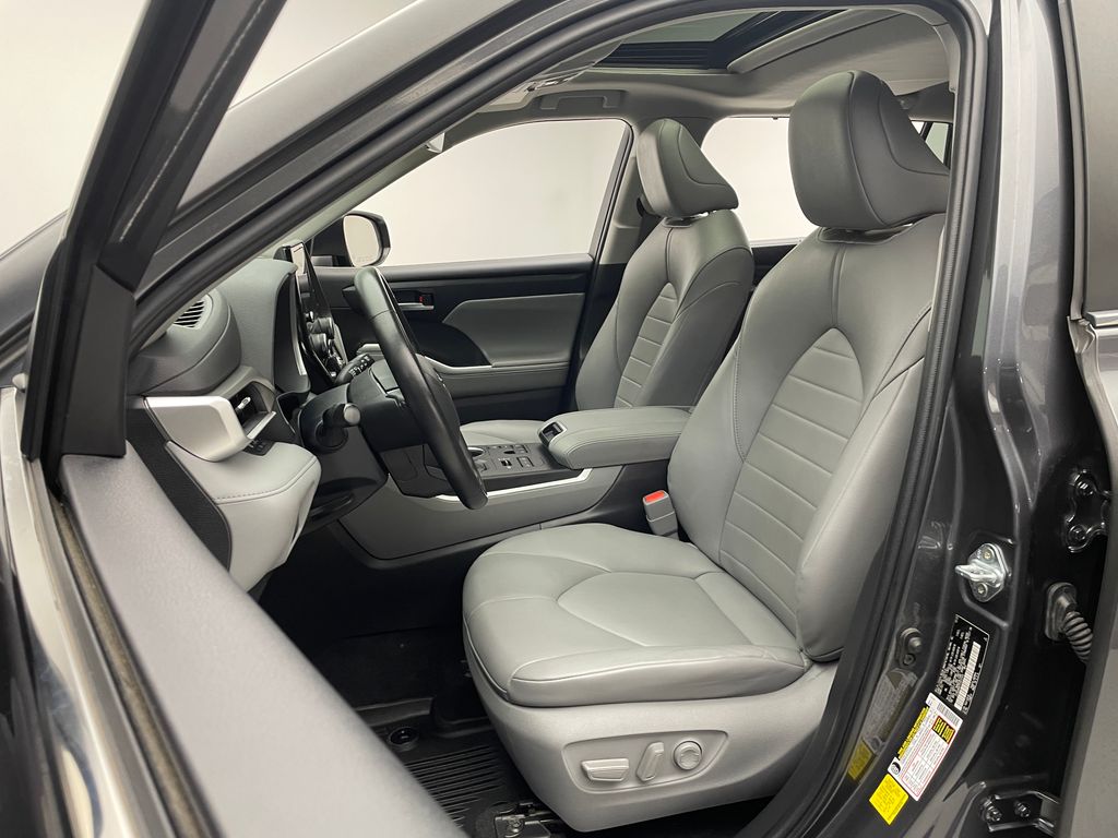 Thumbnail: 2023 Toyota Highlander - 13