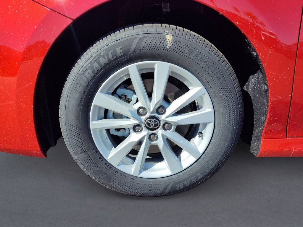 2026 Toyota Camry LE - Photo 4