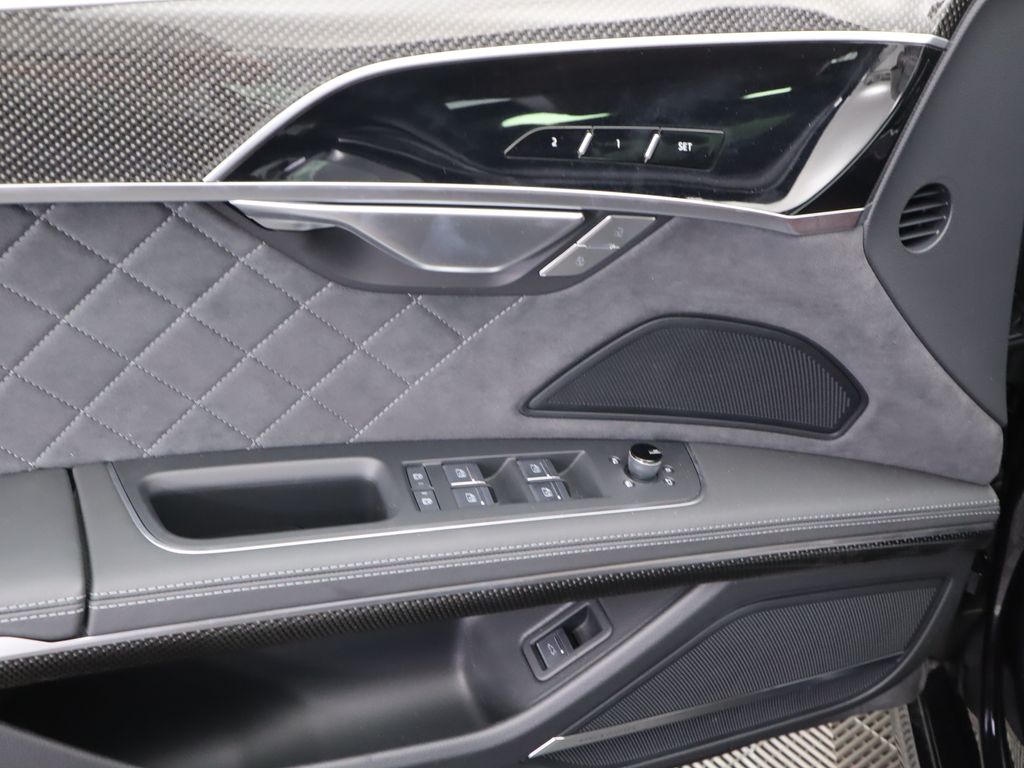 Thumbnail: 2025 Audi S8 - 25