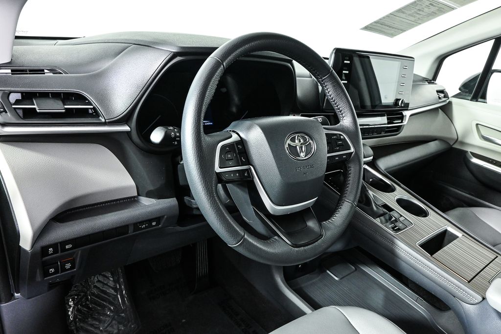 2023 Toyota Sienna XLE Hybrid 9