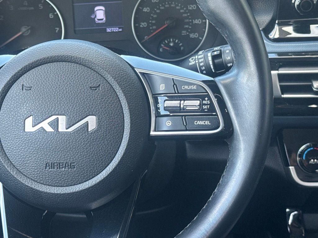 Used 2023 White Kia S image 16