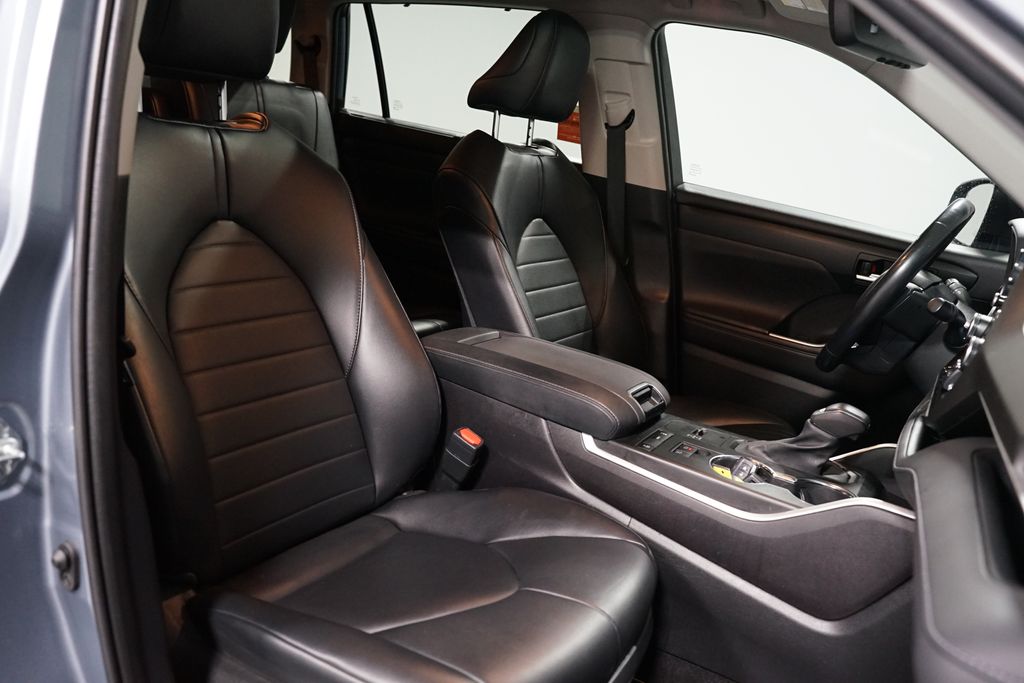 Thumbnail: 2022 Toyota Highlander - 27